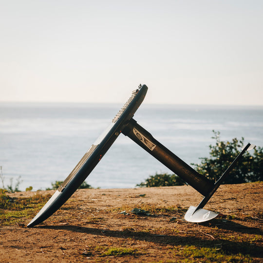 Against the ocean horizon, the Cedrus Evolution Surf Mast stands proudly on the beach, its design promising a transformative ride with reduced drag and a progressive feel at various ride heights.